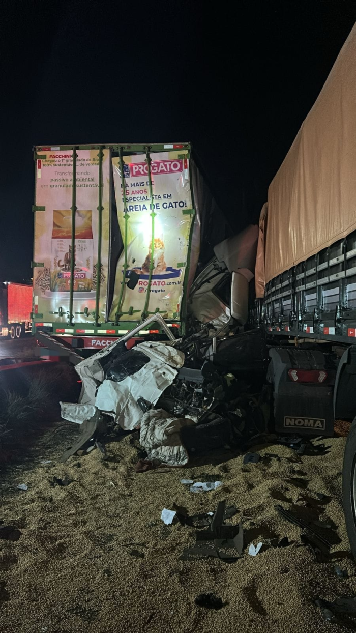 TRAGÉDIA NA BR-376: ENGAVETAMENTO ENTRE CAMINHÕES DEIXA UM MORTO E DOIS FERIDOS EM PONTA GROSSA