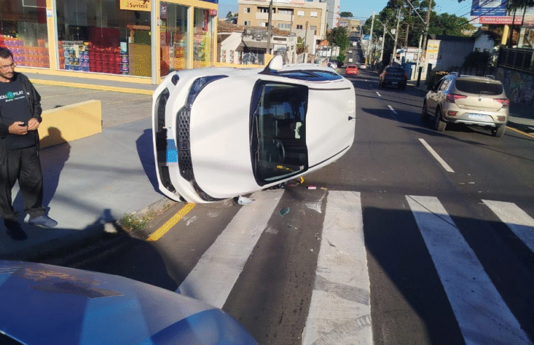 COLISÃO VIOLENTA EM PONTA GROSSA – CARRO TOMBA APÓS BATIDA NO CRUZAMENTO