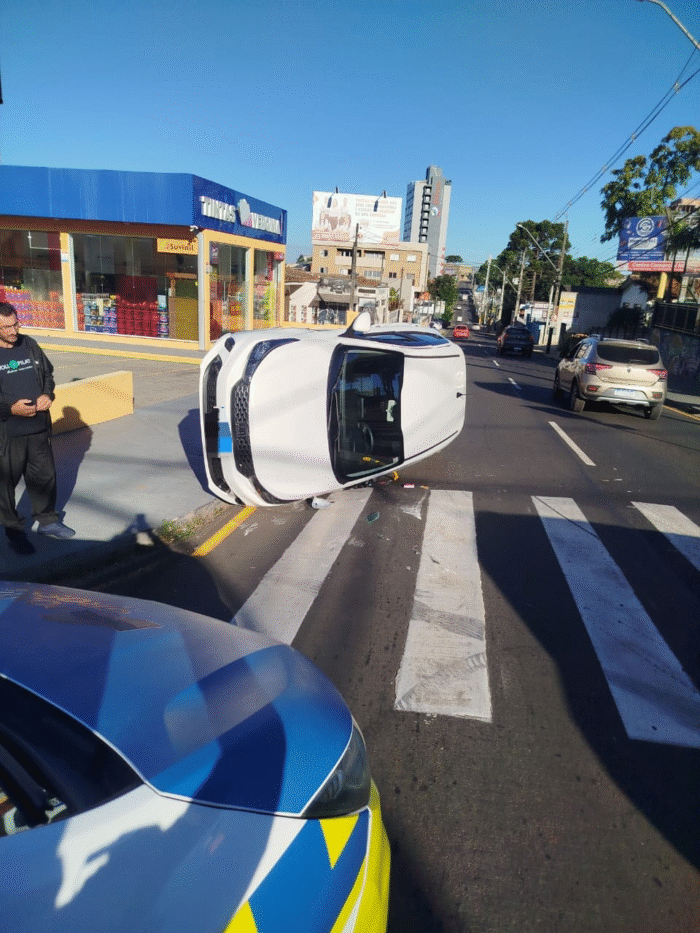 COLISÃO VIOLENTA EM PONTA GROSSA – CARRO TOMBA APÓS BATIDA NO CRUZAMENTO