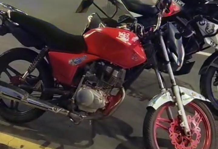 MOTOCICLISTA COM PLACA DA MOTO ERGUIDA É PRESO