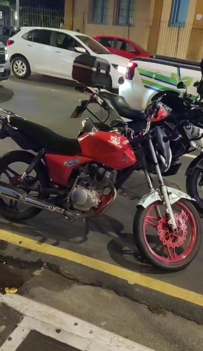 MOTOCICLISTA COM PLACA DA MOTO ERGUIDA É PRESO