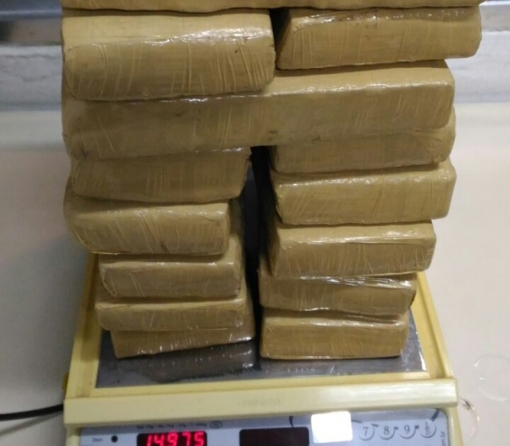HOMEM E MULHER SÃO PRESOS COM 15KG DE MACONHA