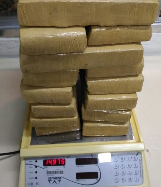 HOMEM E MULHER SÃO PRESOS COM 15KG DE MACONHA