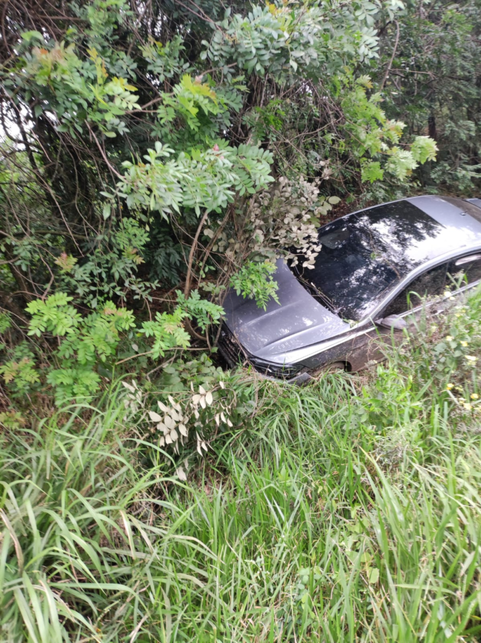 CARRO CAI EM RIBANCEIRA