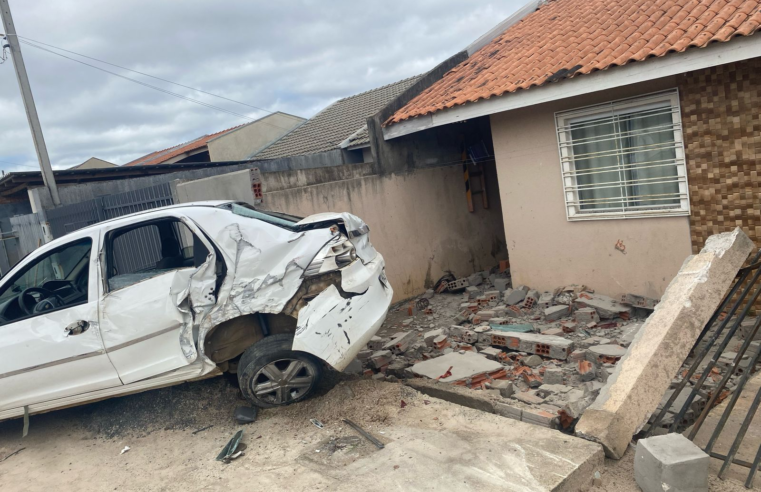 CONDUTOR SEM CNH DIZ QUE FOI DESVIAR DE CACHORRO E BATEU CARRO EM RESIDÊNCIA