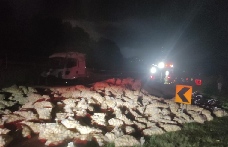 TOMBAMENTO NA PR-151 EM CASTRO DEIXA MOTORISTA FERIDO