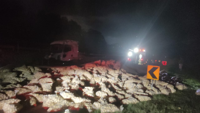TOMBAMENTO NA PR-151 EM CASTRO DEIXA MOTORISTA FERIDO