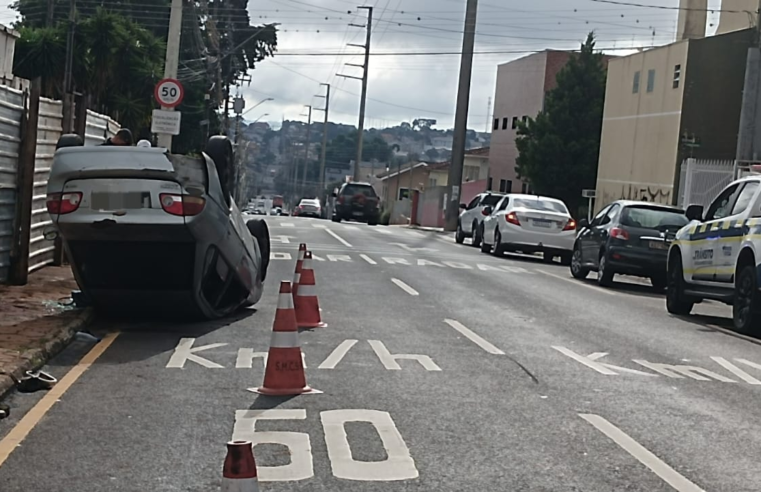 “COLISÃO ENTRE VEÍCULOS NA RUA AFONSO CELSO EM PONTA GROSSA RESULTA EM TOMBAMENTO”