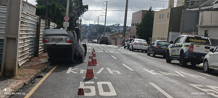 “COLISÃO ENTRE VEÍCULOS NA RUA AFONSO CELSO EM PONTA GROSSA RESULTA EM TOMBAMENTO”