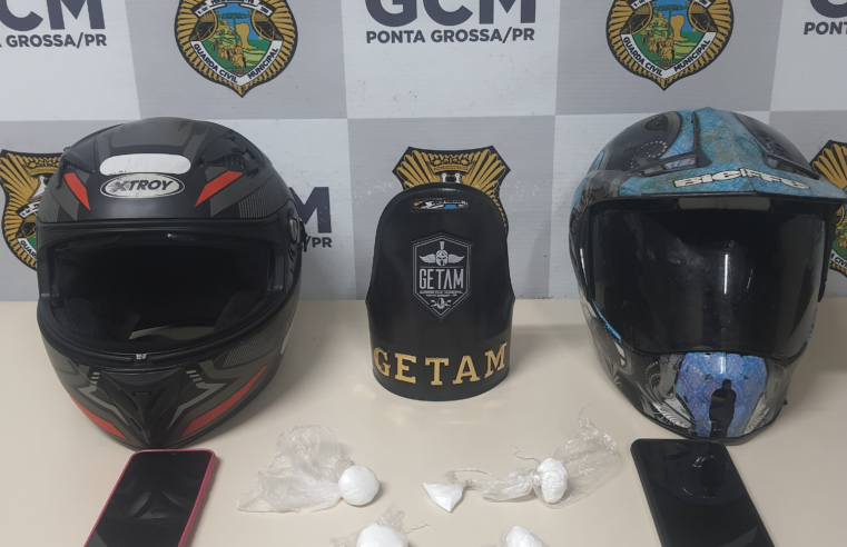 DUPLA É PRESA APÓS SER FLAGRADA COM DROGAS EM MOTO ADULTERADA DURANTE ABORDAGEM