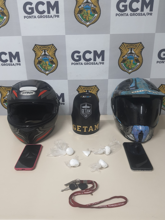 DUPLA É PRESA APÓS SER FLAGRADA COM DROGAS EM MOTO ADULTERADA DURANTE ABORDAGEM