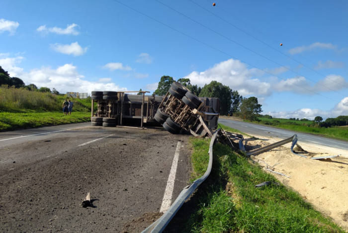 CAMINHONEIRO BÊBADO PROVOCA TOMBAMENTO E INTERDITA A PR-151