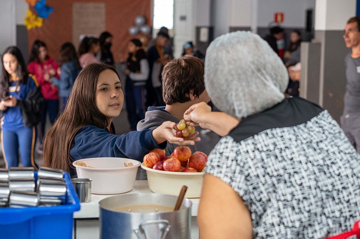 ESCOLAS ESTADUAIS SERVEM ALIMENTOS ORGÂNICOS DA AGRICULTURA FAMILIAR