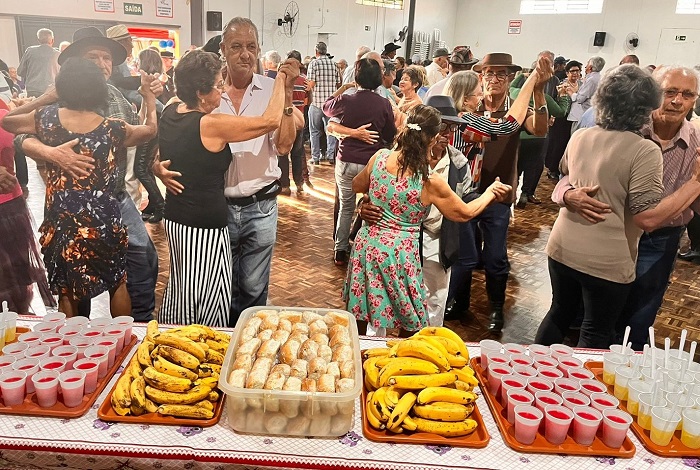 ‘BAILE DA FAMÍLIA’ TEM CONFRATERNIZAÇÃO DE IDOSOS E SEUS FAMILIARES