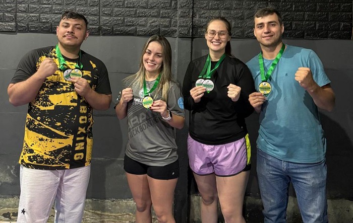 PONTA-GROSSENSES TRAZEM MEDALHAS DO PARANAENSE DE KICKBOXING