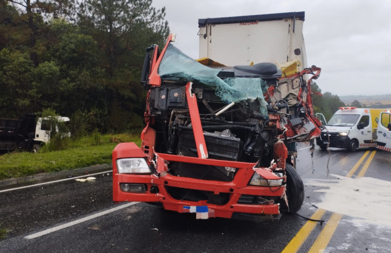 PRF ATENDE UMA COLISÃO TRANSVERSAL ENVOLVENDO DOIS CAMINHÕES E UM AUTOMÓVEL