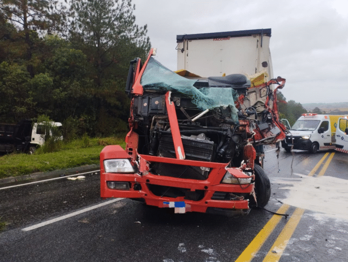 PRF ATENDE UMA COLISÃO TRANSVERSAL ENVOLVENDO DOIS CAMINHÕES E UM AUTOMÓVEL