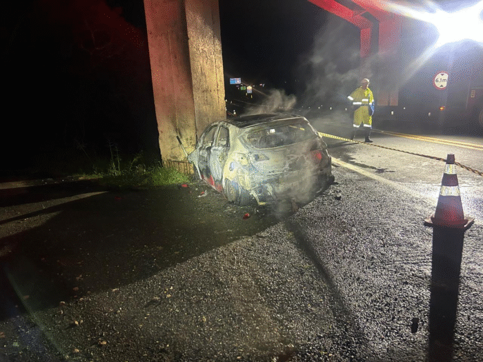 TRAGÉDIA COM MORTE NA BR-277: VEÍCULO COLIDE EM PILAR DE VIADUTO E PEGA FOGO