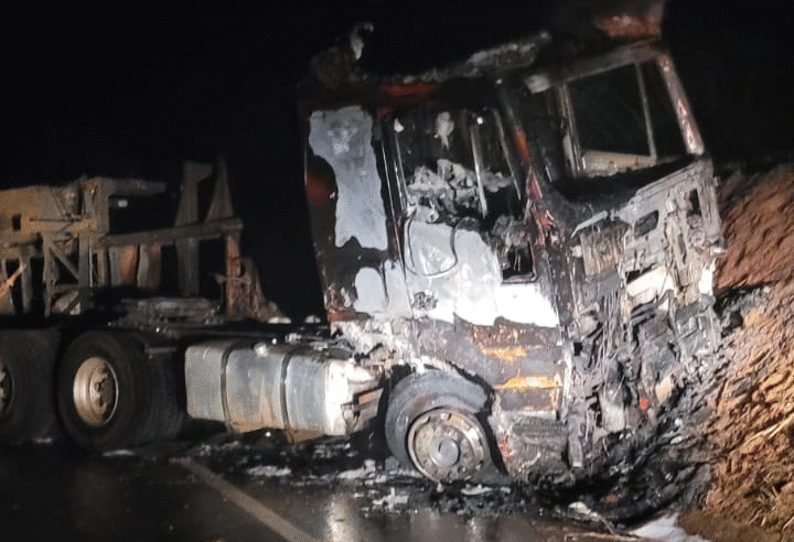 CAMINHÃO TOMBA E PEGA FOGO NA PR-239 – MOTORISTA É DETIDO POR EMBRIAGUEZ AO VOLANTE