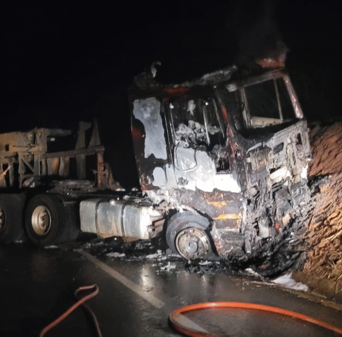 CAMINHÃO TOMBA E PEGA FOGO NA PR-239 – MOTORISTA É DETIDO POR EMBRIAGUEZ AO VOLANTE