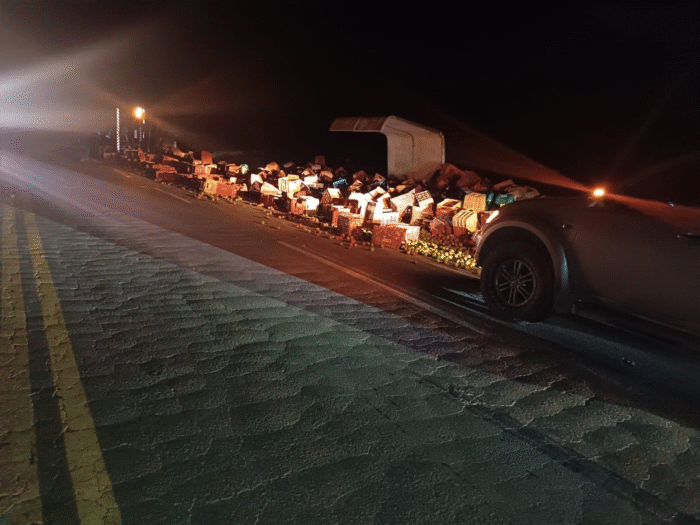 🚛🍅 CAMINHÃO CARREGADO DE TOMATES TOMBA NA PR-441