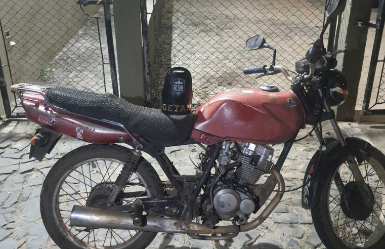 MOTO SUSPEITA NA ERNESTO VILELA! HOMEM É PRESO COM VEÍCULO ALTERADO