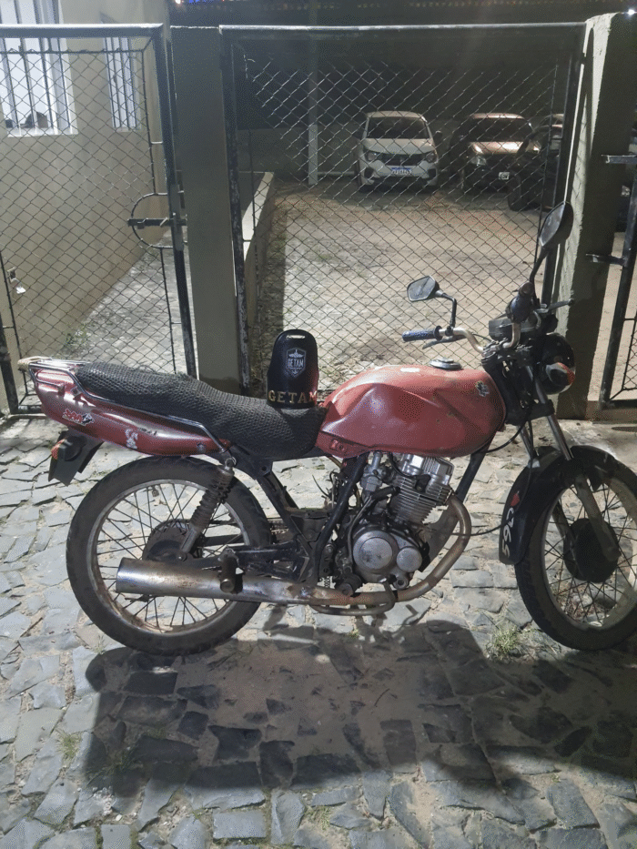 MOTO SUSPEITA NA ERNESTO VILELA! HOMEM É PRESO COM VEÍCULO ALTERADO