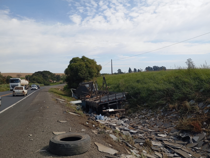 CAMINHÃO CARREGADO COM GRANITO CAI EM VALA E BATE EM BARRANCO NA PR-092