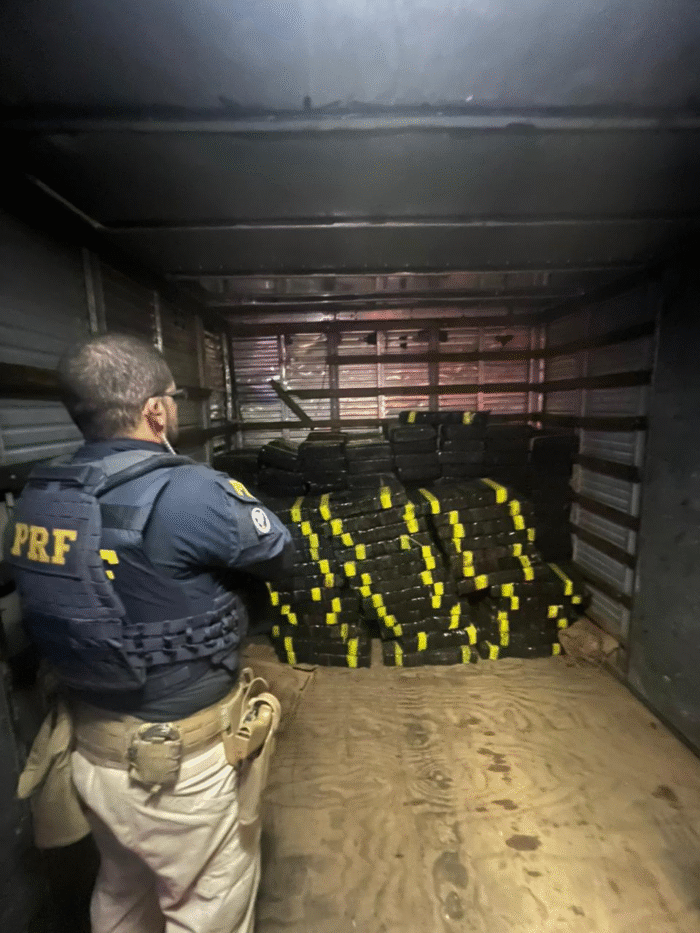 POLÍCIA RODOVIÁRIA FEDERAL APREENDE CAMINHÃO COM MAIS DE 1,7 TONELADA DE MACONHA