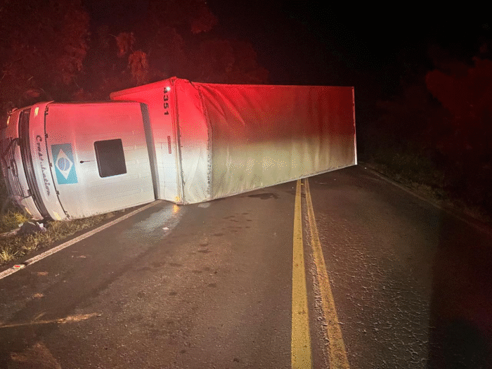 CAMINHÃO TOMBA NA PR-364 E PASSAGEIRO FICA FERIDO