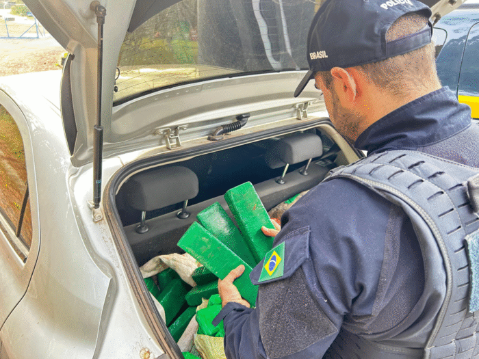 🚔💥 FLAGRA NA BR-373! PRF APREENDE 100 KG DE DROGAS EM CARRO