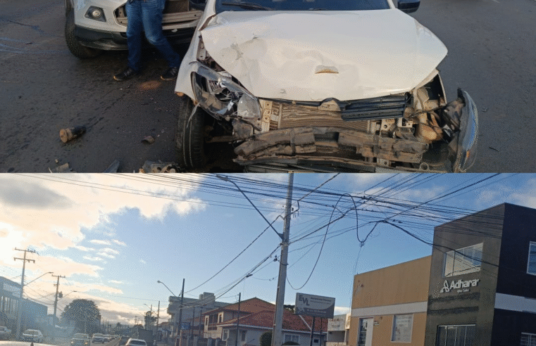 COLISÃO NO CRUZAMENTO: CARROS SE CHOCAM NA AVENIDA GENERAL CARLOS CAVALCANTI