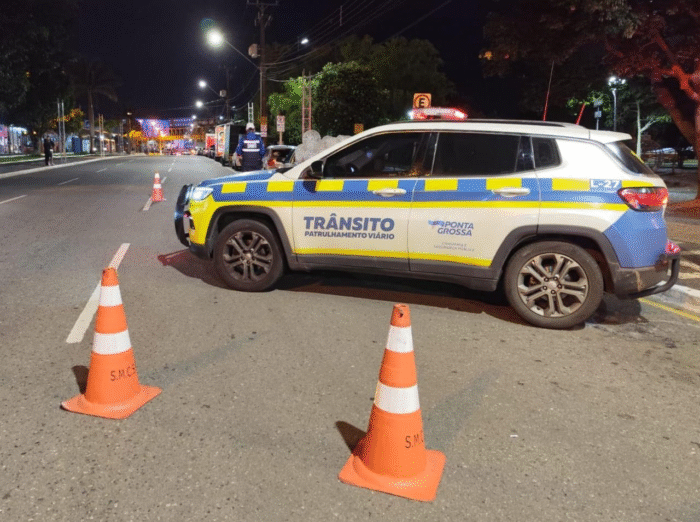 🚦IMPRUDÊNCIA E ÁLCOOL NO VOLANTE: MOTORISTA É FLAGRADO FURANDO SINAL E QUASE CAUSA ACIDENTE