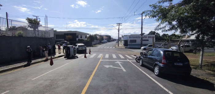 COLISÃO COM CAPOTAMENTO NA RUA MINAS GERAIS DEIXA MOTORISTA FERIDO