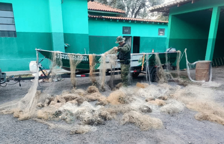PATRULHAMENTO AQUÁTICO NO RIO TIBAGI RESULTA NA APREENSÃO DE MATERIAIS UTILIZADOS PARA PESCA PREDATÓRIA