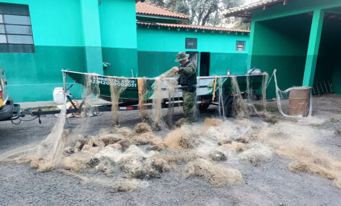 PATRULHAMENTO AQUÁTICO NO RIO TIBAGI RESULTA NA APREENSÃO DE MATERIAIS UTILIZADOS PARA PESCA PREDATÓRIA