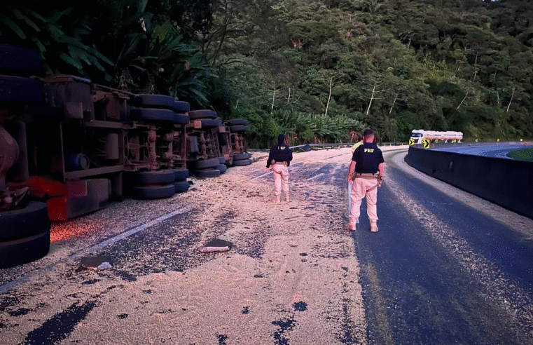 ACIDENTE COM CAMINHÕES PROVOCA VAZAMENTO DE ETANOL E INTERDITA A BR-277 EM MORRETES