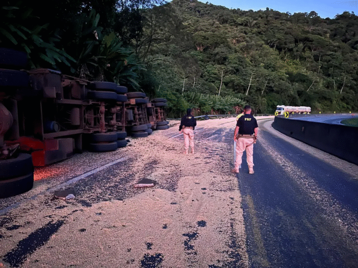 ACIDENTE COM CAMINHÕES PROVOCA VAZAMENTO DE ETANOL E INTERDITA A BR-277 EM MORRETES