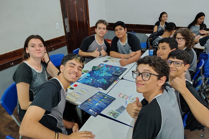 SEM CELULAR OS JOGOS DE TABULEIRO SURGEM COMO OPÇÃO DE LAZER NAS ESCOLAS ESTADUAIS