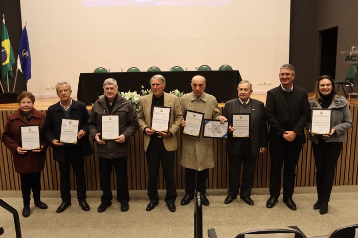 CÂMARA REALIZA SESSÃO SOLENE E HOMENAGEIA EX-PRESIDENTES DA ACIPG