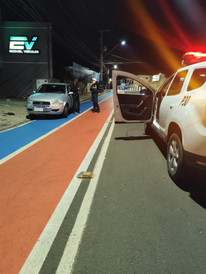 EMBRIAGADO NA CONTRAMÃO E SOBRE CICLOFAIXA! MOTORISTA É PRESO COM ALTO TEOR ALCOÓLICO EM AVENIDA MOVIMENTADA