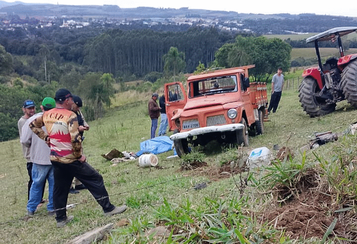 HOMEM MORRE APÓS VEÍCULO CAPOTAR NO INTERIOR