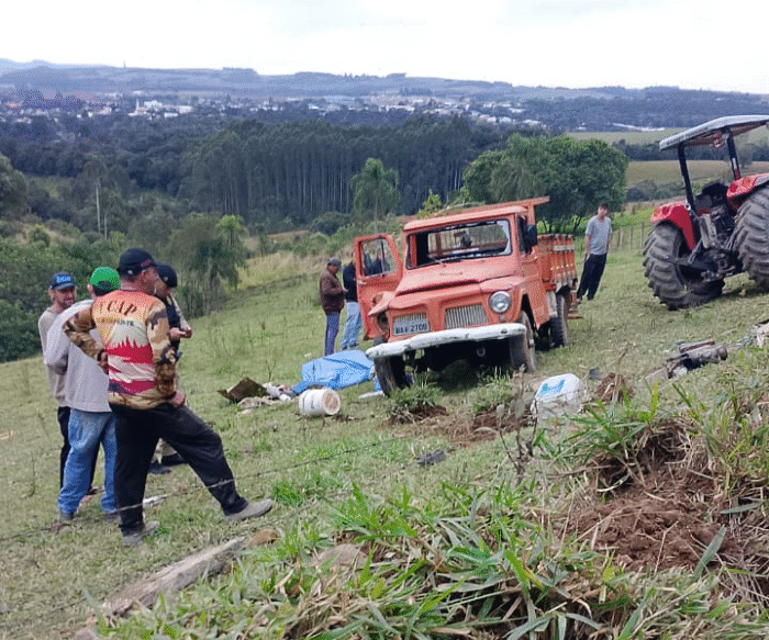 HOMEM MORRE APÓS VEÍCULO CAPOTAR NO INTERIOR