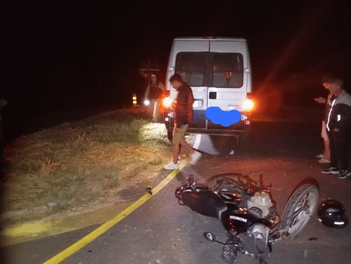 COLISÃO GRAVE ENTRE MOTO E MICRO-ÔNIBUS NA PR-090
