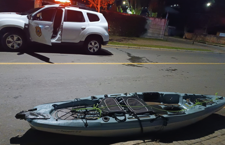 🛶 CURIOSO ACHADO EM PONTA GROSSA: CAIAQUE É ENCONTRADO ABANDONADO COM ACESSÓRIOS DE PESCA
