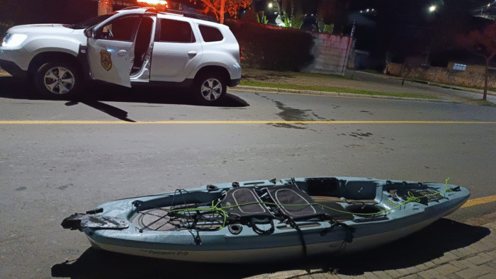 🛶 CURIOSO ACHADO EM PONTA GROSSA: CAIAQUE É ENCONTRADO ABANDONADO COM ACESSÓRIOS DE PESCA