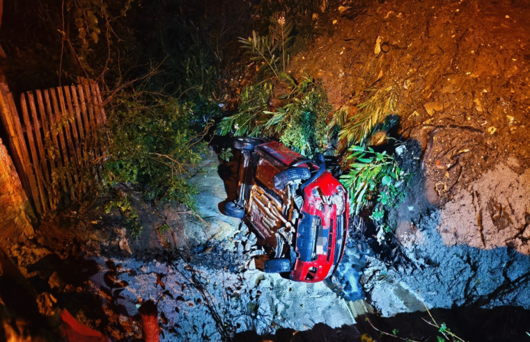 CAPOTAMENTO TERMINA EM ARROIO E CRIANÇA É SOCORRIDA