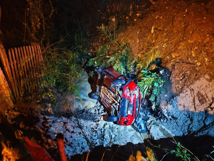 CAPOTAMENTO TERMINA EM ARROIO E CRIANÇA É SOCORRIDA