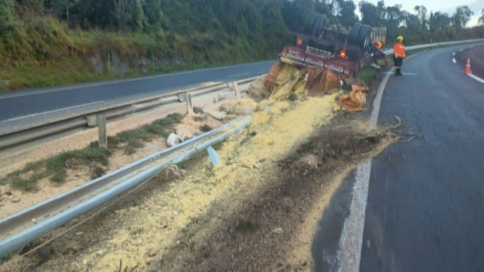 CAMINHONEIRO MORRE EM CAPOTAMENTO NA BR-376