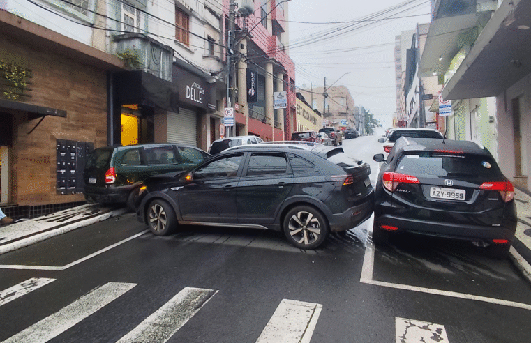COLISÃO ENVOLVENDO TRÊS VEÍCULOS É REGISTRADA NO CENTRO